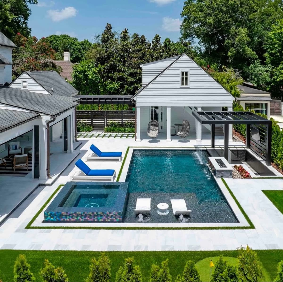 Resort-Style Pool & Hardscape
