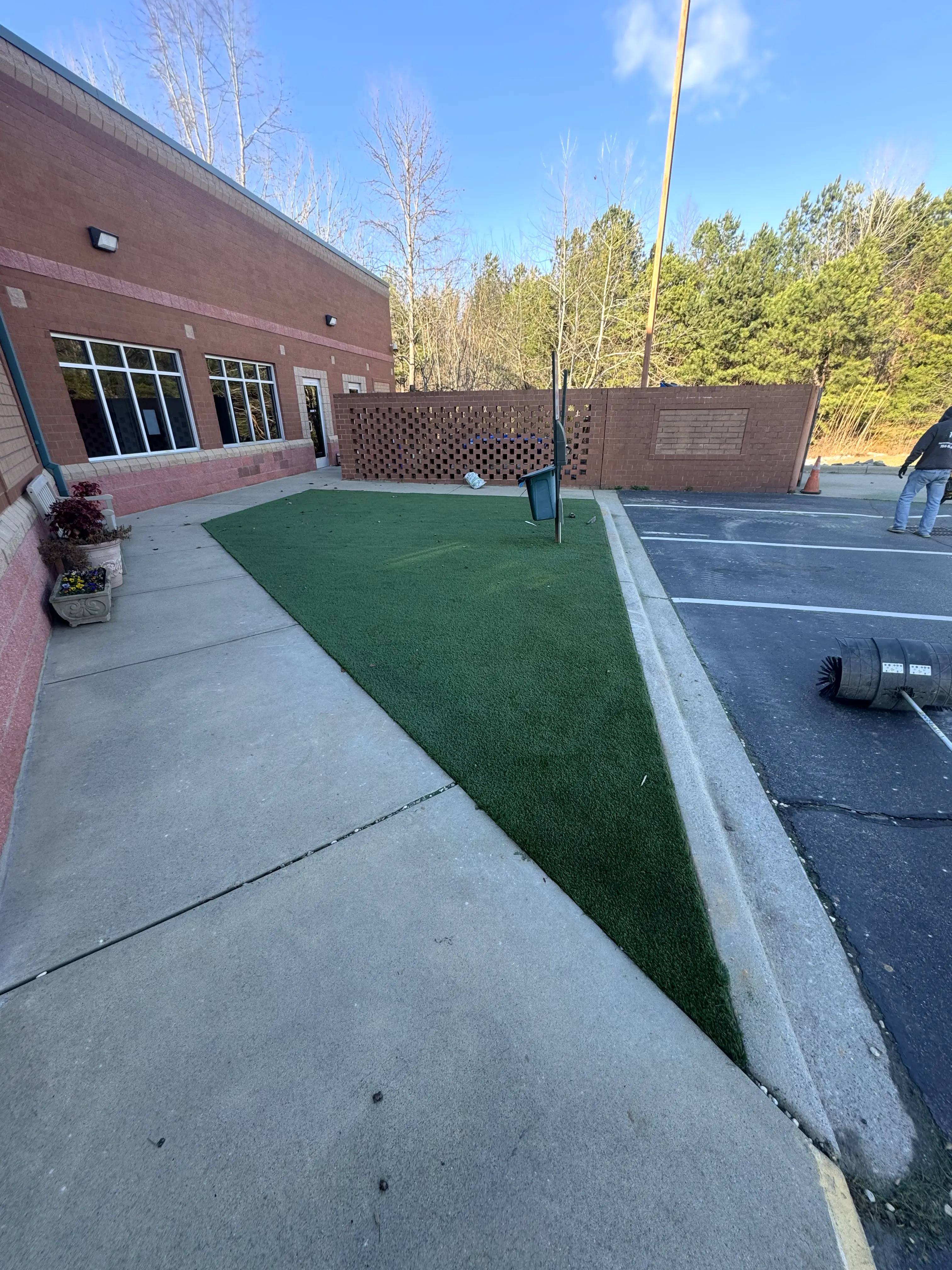 Commercial Building Curb Appeal Turf